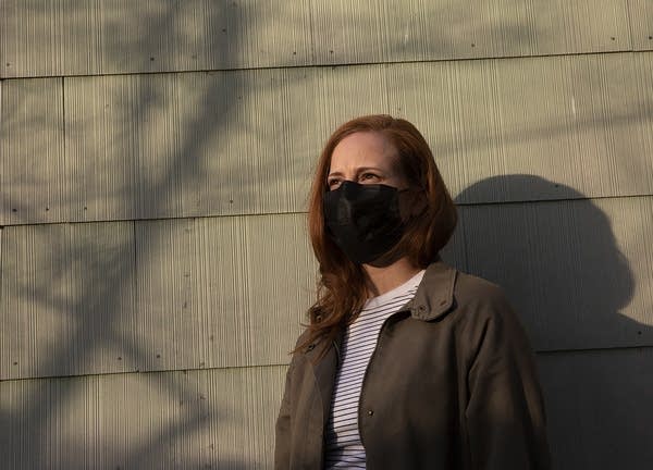 A person wearing a face mask. 