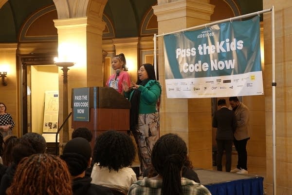 People speak in Capitol rotunda02