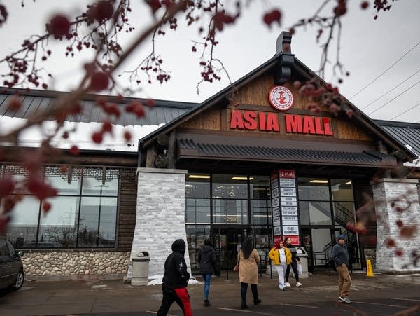 The front entrance to a large mall